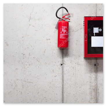 Extincteur vérifié et scellé dans un couloir