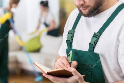 Équipe de conciergerie en tenue professionnelle